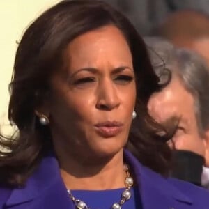 Elle est la première femme noire a occuper ce poste outre-Altantique
Kamala Harris, accompagnée de son mari Douglas Emhoff, prête serment en tant que vice-présidente des Etats-Unis, lors de la cérémonie d'investiture du 46 ème président, J. Biden à Washington, le 20 janvier 2021. 