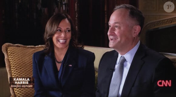 Elle pourrait prochainement devenir la première femme noire à être élue présidente des États-Unis
La vice-présidente élue Kamala Harris Et son mari, Doug Emhoff, sont interviewés pour le reportage spécial de CNN, "Kamala Harris Making History." 