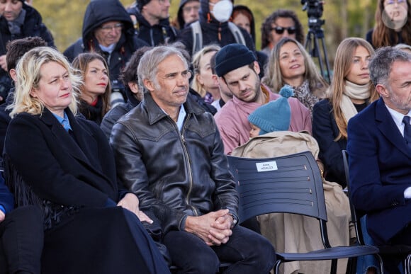 Luana Belmondo, Paul, Alessandro et son fils Vahé, Stella Belmondo - Inauguration de "La promenade Jean-Paul Belmondo" au terre-plein central du pont de Bir-Hakeim, ouvrage public communal situé sous le viaduc du métro aérien, à Paris (15e, 16e) le 12 avril 2023 © Cyril Moreau/Bestimage 