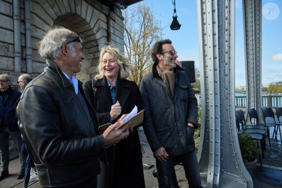 Paul Belmondo et sa femme Luana Belmondo, Anthony Delon - Inauguration de "La promenade Jean-Paul Belmondo" au terre-plein central du pont de Bir-Hakeim, ouvrage public communal situé sous le viaduc du métro aérien, à Paris (15e, 16e) le 12 avril 2023.  © Cyril Moreau/Bestimage 