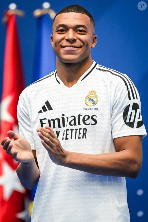 "Ce que je vois, c'est le potentiel marketing du gars à l'international et j'imagine les dollars qu'il a encaissés", le défend un internaute
 
Présentation officielle de Kylian Mbappé, nouvelle recrue du Real Madrid, au stade Santiago Bernabeu à Madrid, le 16 juillet 2024.. (Credit Image: © Matthieu Mirville/ZUMA Press Wire)