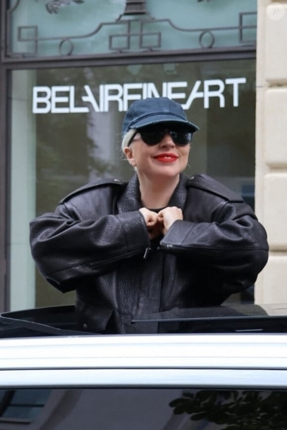 La chanteuse Lady Gaga vient également d'arriver à Paris et les rumeurs disent qu'elle pourrait également être à la cérémonie

Lady Gaga à Paris le 23 juillet 2024.