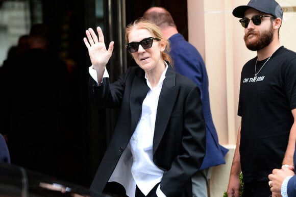 Céline Dion, accompagnée de son fils René-Charles Angélil, arrive à l'hôtel Royal Monceau à Paris avant l'ouverture des JO (Jeux Olympiques) Paris 2024 le 23 juillet 2024. La chanteuse devrait être présente à la cérémonie d'ouverture des Jeux olympiques Paris 2024, ce vendredi 26 juillet 2024.