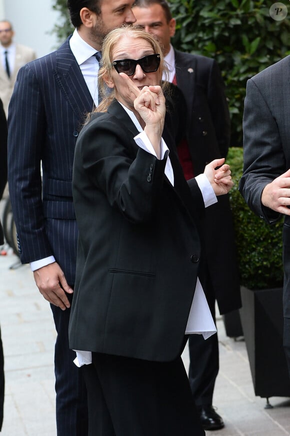 Céline Dion, accompagnée de son fils René-Charles Angélil, arrive à l'hôtel Royal Monceau à Paris avant l'ouverture des JO (Jeux Olympiques) Paris 2024 le 23 juillet 2024. La chanteuse devrait être présente à la cérémonie d'ouverture des Jeux olympiques Paris 2024, ce vendredi 26 juillet 2024.