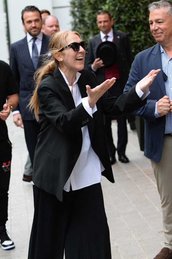 Céline Dion, accompagnée de son fils René-Charles Angélil, arrive à l'hôtel Royal Monceau à Paris avant l'ouverture des JO (Jeux Olympiques) Paris 2024 le 23 juillet 2024. La chanteuse devrait être présente à la cérémonie d'ouverture des Jeux olympiques Paris 2024, ce vendredi 26 juillet 2024.