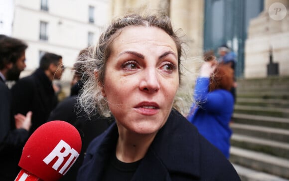 La comédienne qui fête le 28 juillet 2024 son 48ème anniversaire avait été poursuivie pour "violences et outrages sur personnes chargées d'une mission de service public et violence en raison de l'orientation sexuelle".
Anne Elisabeth Blateau - Sorties des obsèques de Marion Game en l'église Saint Roch à Paris, France, le 31 mars 2023. © Jonathan Rebboah/Panoramic/Bestimage 