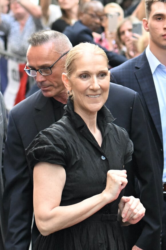 "Comme il en est d'usage, Paris 2024 prend à sa charge tous les frais de production technique et d'organisation des performances", précise l'instance
 
Céline Dion à la sortie de l'hôtel Royal Monceau à Paris avant l'ouverture des Jeux Olympiques (JO) de Paris 2024, à Paris, France, le 24 juillet 2024.