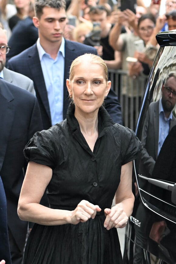 Les rumeurs les plus folles entourent la venue de Céline Dion à Paris
 
Céline Dion à la sortie de l'hôtel Royal Monceau à Paris avant l'ouverture des Jeux Olympiques (JO) de Paris 2024, à Paris, France, le 24 juillet 2024.