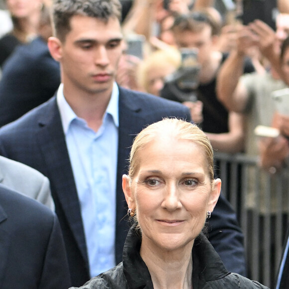 Les rumeurs les plus folles entourent la venue de Céline Dion à Paris
 
Céline Dion à la sortie de l'hôtel Royal Monceau à Paris avant l'ouverture des Jeux Olympiques (JO) de Paris 2024, à Paris, France, le 24 juillet 2024.