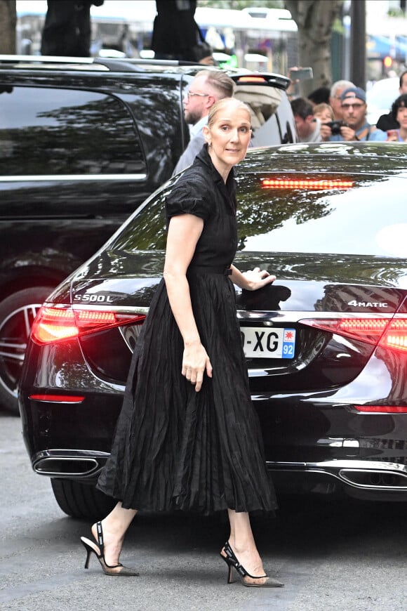 Céline Dion à la sortie de l'hôtel Royal Monceau à Paris avant l'ouverture des Jeux Olympiques (JO) de Paris 2024, à Paris, France, le 24 juillet 2024.