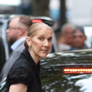 Le site TMZ assure qu'elle va toucher 2 millions d'euros pour une seule chanson
 
Céline Dion à la sortie de l'hôtel Royal Monceau à Paris avant l'ouverture des Jeux Olympiques (JO) de Paris 2024, à Paris, France, le 24 juillet 2024.