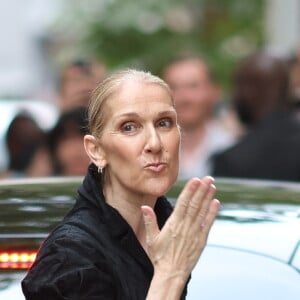 Céline Dion à la sortie de l'hôtel Royal Monceau à Paris avant l'ouverture des Jeux Olympiques (JO) de Paris 2024, à Paris, France, le 24 juillet 2024.