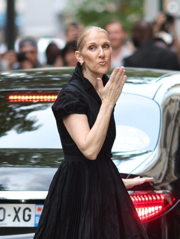 Céline Dion à la sortie de l'hôtel Royal Monceau à Paris avant l'ouverture des Jeux Olympiques (JO) de Paris 2024, à Paris, France, le 24 juillet 2024.