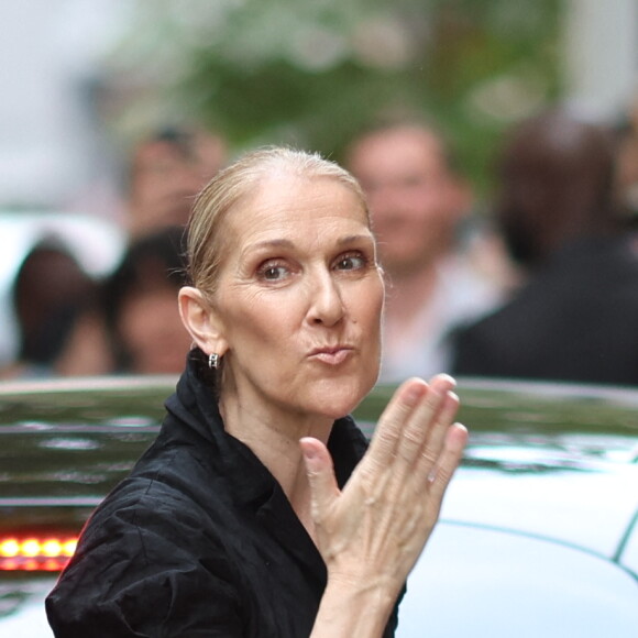Céline Dion à la sortie de l'hôtel Royal Monceau à Paris avant l'ouverture des Jeux Olympiques (JO) de Paris 2024, à Paris, France, le 24 juillet 2024.