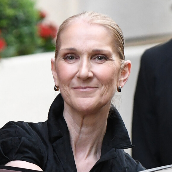 Céline Dion va-t-elle toucher plusieurs millions pour sa performance aux JO de Paris ?
 
Céline Dion à la sortie de l'hôtel Royal Monceau à Paris avant l'ouverture des Jeux Olympiques de Paris, à Paris, France.