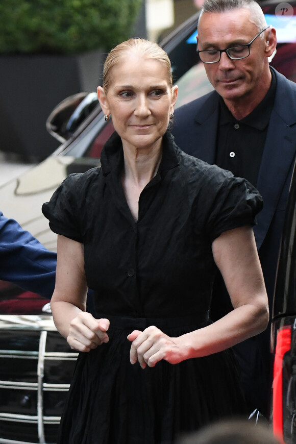 Céline Dion à la sortie de l'hôtel Royal Monceau à Paris avant l'ouverture des Jeux Olympiques (JO) de Paris 2024, à Paris, France, le 24 juillet 2024.