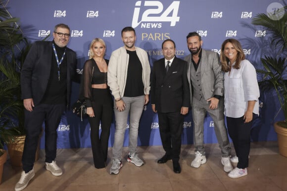 Kelly Vedovelli, Raymond Aabou, Frank Melloul, Cyril Hanouna et Valérie Benaïm au photocall de la soirée de gala de la chaine i24News à Chaillot - Théâtre national de la Danse à l'occasion de la célébration du 2ème anniversaire de la signature des Accords d'Abraham, Paris le 5 septembre 2022