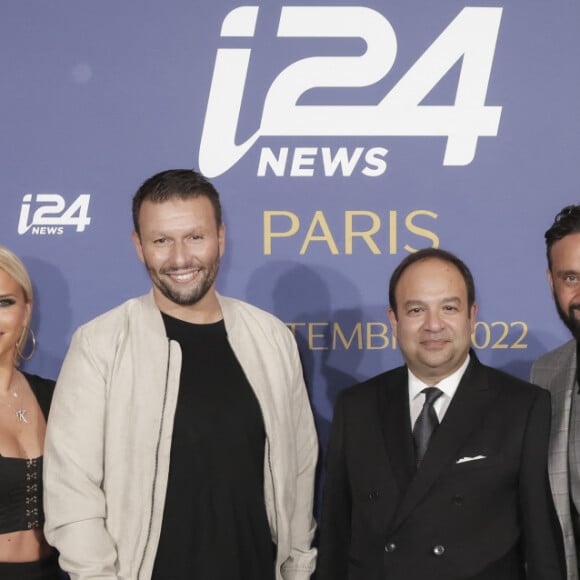 Kelly Vedovelli, Raymond Aabou, Frank Melloul, Cyril Hanouna et Valérie Benaïm au photocall de la soirée de gala de la chaine i24News à Chaillot - Théâtre national de la Danse à l'occasion de la célébration du 2ème anniversaire de la signature des Accords d'Abraham, Paris le 5 septembre 2022