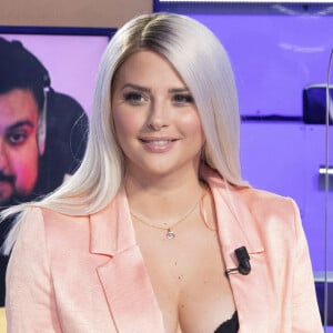 Son amie et chroniqueuse de son émission, Kelly Vedovelli l'a rejoint le samedi 20 juillet pour quelques jours de détente
Kelly Vedovelli dans l'émission "Touche Pas à Mon Poste (TPMP)", diffusée sur C8 en direct le 12 novembre 2020 avec un public virtuel