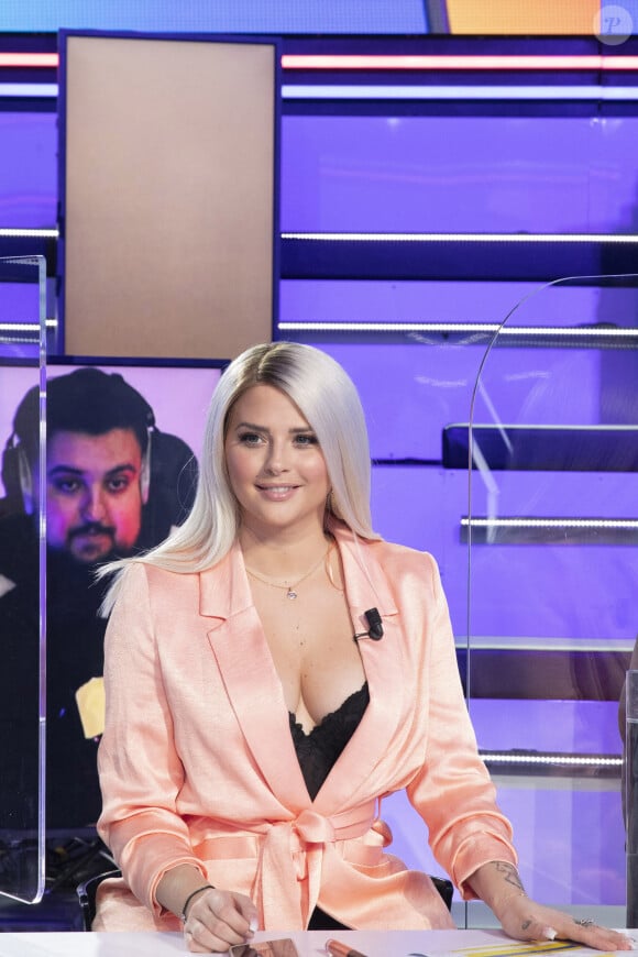 Son amie et chroniqueuse de son émission, Kelly Vedovelli l'a rejoint le samedi 20 juillet pour quelques jours de détente
Kelly Vedovelli dans l'émission "Touche Pas à Mon Poste (TPMP)", diffusée sur C8 en direct le 12 novembre 2020 avec un public virtuel