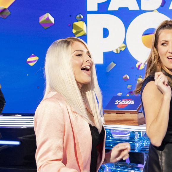 Kelly Vedovelli et Tiffany Bonvoisin dans l'émission "Touche Pas à Mon Poste (TPMP)", diffusée sur C8 en Direct le 12 novembre 2020 avec un public virtuel