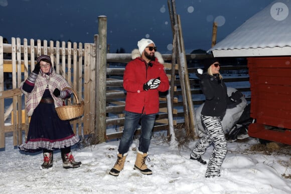 Cyril Hanouna et Kelly Vedovelli lors d'une course de traîneaux, sur le tournage du prime spécial fêtes de fin d'année diffusé le 19 décembre à partir de 21 heures.