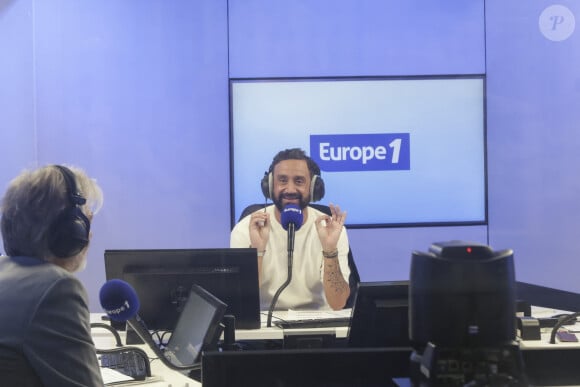 Loin des polémiques de ces dernières semaines, le présentateur star de C8 profite d'un repos bien mérité. 
Cyril Hanouna aux commandes de l'émission "On Marche Sur La Tête" diffusée en direct sur les ondes de radio Europe 1