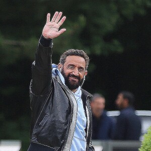 Le week-end du 20 juillet, l'animateur de 49 ans a quitté la capitale pour séjourner dans une maison située sur la Côte d'Azur
Cyril Hanouna au Lagardere Paris Racing à Paris le 17 mai 2024