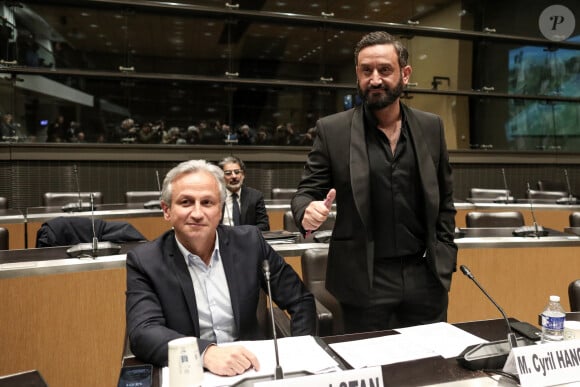 Une présence apaisante pour celui qui vient de voir sa chaîne être mise en demeure par l'ARCOM
Lionel Stan et Cyril Hanouna lors d'une séance devant la commission d'enquête parlementaire sur l'attribution des fréquences TV, à l'Assemblée nationale à Paris le le 14 mars 2024