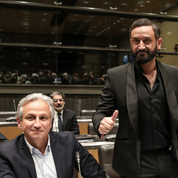 Une présence apaisante pour celui qui vient de voir sa chaîne être mise en demeure par l'ARCOM
Lionel Stan et Cyril Hanouna lors d'une séance devant la commission d'enquête parlementaire sur l'attribution des fréquences TV, à l'Assemblée nationale à Paris le le 14 mars 2024