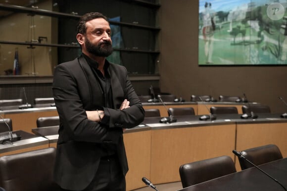 Cyril Hanouna lors d'une séance devant la commission d'enquête parlementaire sur l'attribution des fréquences TV, à l'Assemblée nationale à Paris le le 14 mars 2024