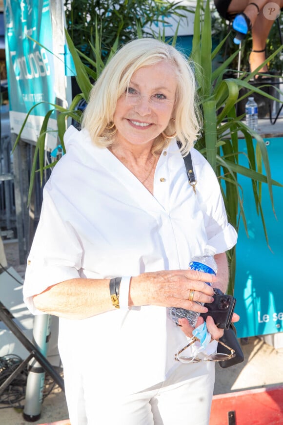 Michèle Torr - Tournoi de pétanque de la place des Lices à Saint-Tropez, organisé en faveur de l'association Rêves (au profit des enfants malades) par Gérard Sommelier (Tournay) à Saint-Tropez le 16 août 2021. © Jack Tribeca / Bestimage 