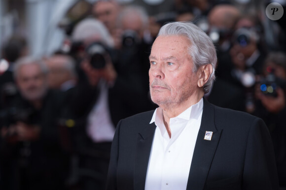 Avoir classé sans suite la procédure ouverte
Alain Delon - Montée des marches du film "A Hidden Life" lors du 72ème Festival International du Film de Cannes. Le 19 mai 2019 