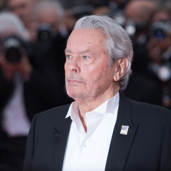 Avoir classé sans suite la procédure ouverte
Alain Delon - Montée des marches du film "A Hidden Life" lors du 72ème Festival International du Film de Cannes. Le 19 mai 2019 