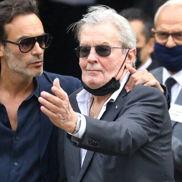 Alain Delon et son fils Anthony - Obsèques de Jean-Paul Belmondo en l'église Saint-Germain-des-Prés, à Paris le 10 septembre 2021. © Dominique Jacovides / Bestimage