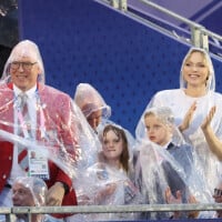 Mode poncho activé ! Albert et Charlene de Monaco bravent la pluie avec Jacques et Gabriella, des images rares