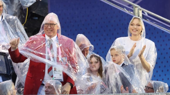 Mode poncho activé ! Albert et Charlene de Monaco bravent la pluie avec Jacques et Gabriella, des images rares