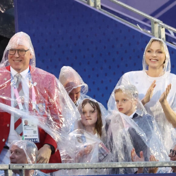 Albert de Monaco et son épouse Charlene se sont rendus à la cérémonie d'ouverture des Jeux olympiques de Paris avec leurs enfants, les jumeaux Jacques et Gabriella.
Le prince Albert II de Monaco et la princesse Charlene - Cérémonie d'ouverture des Jeux Olympique (JO) de Paris