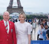 De son côté, son mari Albert (66 ans) s'est fait remarquer avec une veste rouge colorée et une cravate rayée assortie.
Le prince Albert II de Monaco et la princesse Charlene - Cérémonie d'ouverture des Jeux Olympique (JO) de Paris 2024 le 26 juillet 2024