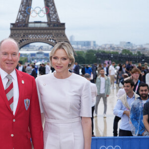 De son côté, son mari Albert (66 ans) s'est fait remarquer avec une veste rouge colorée et une cravate rayée assortie.
Le prince Albert II de Monaco et la princesse Charlene - Cérémonie d'ouverture des Jeux Olympique (JO) de Paris 2024 le 26 juillet 2024