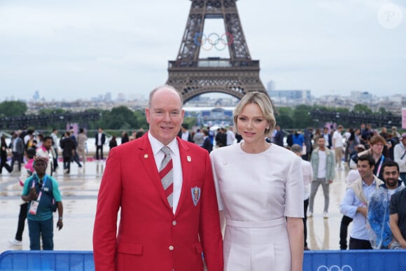 De son côté, son mari Albert (66 ans) s'est fait remarquer avec une veste rouge colorée et une cravate rayée assortie.
Le prince Albert II de Monaco et la princesse Charlene - Cérémonie d'ouverture des Jeux Olympique (JO) de Paris 2024 le 26 juillet 2024