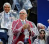 Surpris par la pluie au cours de la cérémonie, le couple et ses enfants ont par la suite enfilé un énorme poncho en plastique pour éviter d'être mouillés
Le prince Albert II de Monaco et la princesse Charlene - Cérémonie d'ouverture des Jeux Olympique (JO) de Paris 2024 le 26 juillet 2024