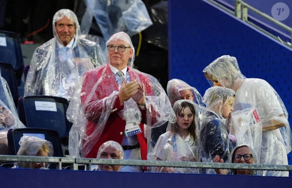 Surpris par la pluie au cours de la cérémonie, le couple et ses enfants ont par la suite enfilé un énorme poncho en plastique pour éviter d'être mouillés
Le prince Albert II de Monaco et la princesse Charlene - Cérémonie d'ouverture des Jeux Olympique (JO) de Paris 2024 le 26 juillet 2024