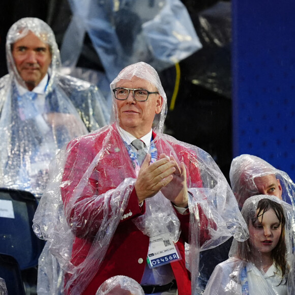 Surpris par la pluie au cours de la cérémonie, le couple et ses enfants ont par la suite enfilé un énorme poncho en plastique pour éviter d'être mouillés
Le prince Albert II de Monaco et la princesse Charlene - Cérémonie d'ouverture des Jeux Olympique (JO) de Paris 2024 le 26 juillet 2024