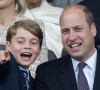 Vous ne l'aviez peut-être pas remarqué mais le prince George insiste pour s'habiller comme son père William lorsqu'ils se rendent ensemble à des événements, affirme un expert royal selon The Sun
Le prince William, duc de Cambridge, le prince George - La famille royale d'Angleterre lors de la parade devant le palais de Buckingham, à l'occasion du jubilé de la reine d'Angleterre