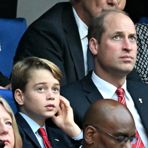 Lors de plusieurs événements, le frère de Louis et Charlotte s'est ainsi habillé de la même manière que son papa
Le prince William, prince de Galles et son fils le prince George assistent au quart de finale entre le Pays de Galles et l'Argentine à Marseille lors de la Coupe du monde de Rugby 2023 le 14 octobre 2023. © Bruno Bebert / Bestimage 