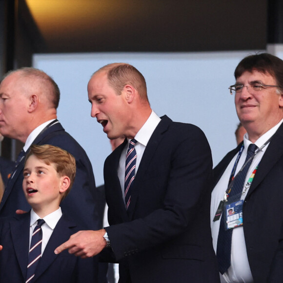 En plus d'avoir les mêmes looks, père et fils ont les mêmes expressions faciales selon l'expert royal Robert Jobson
Le prince William, prince de Galles, avec le prince George de Galles, et le roi Felipe VI d'Espagne avec l'infante Sofia dans les tribunes lors de la finale de l'Euro 2024 "Espagne - Angleterre" à l'Olympiastadion à Berlin, le 14 juillet 2024. 