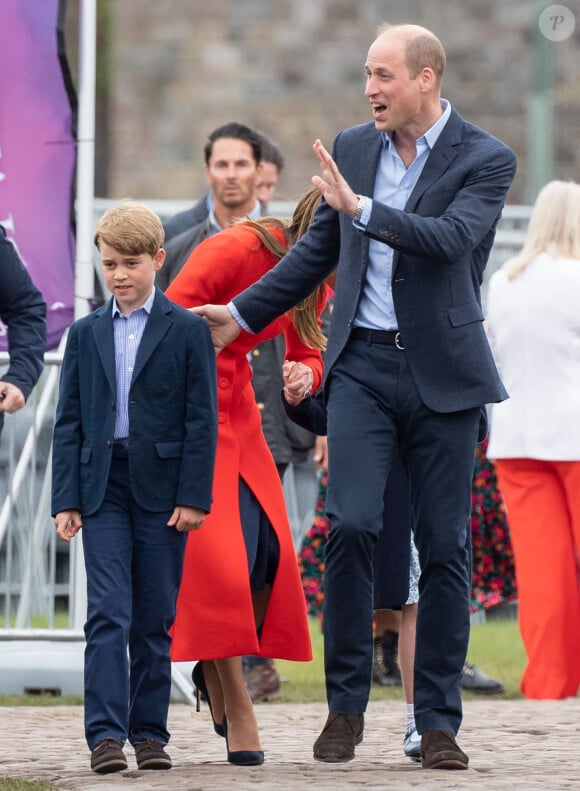 Le prince William adore ces moments où il peut montrer au monde que George vit une "enfance insouciante qui ne ressemble pas à la sienne".
Le prince William, duc de Cambridge, le prince George de Cambridge en visite au château de Cardiff, Royaume Uni, le 4 juin 2022