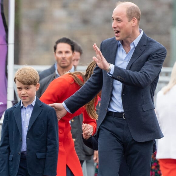 Le prince William adore ces moments où il peut montrer au monde que George vit une "enfance insouciante qui ne ressemble pas à la sienne".
Le prince William, duc de Cambridge, le prince George de Cambridge en visite au château de Cardiff, Royaume Uni, le 4 juin 2022