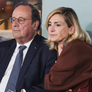 François Hollande et sa femme Julie Gayet assistent au match opposant C. Alcaraz à S. Tsitsipas lors des Internationaux de France de tennis de Roland Garros 2024 à Paris le 4 juin 2024. © Jacovides-Moreau/Bestimage 